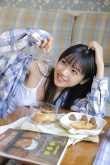 在车里掀起乳罩啃咬奶头